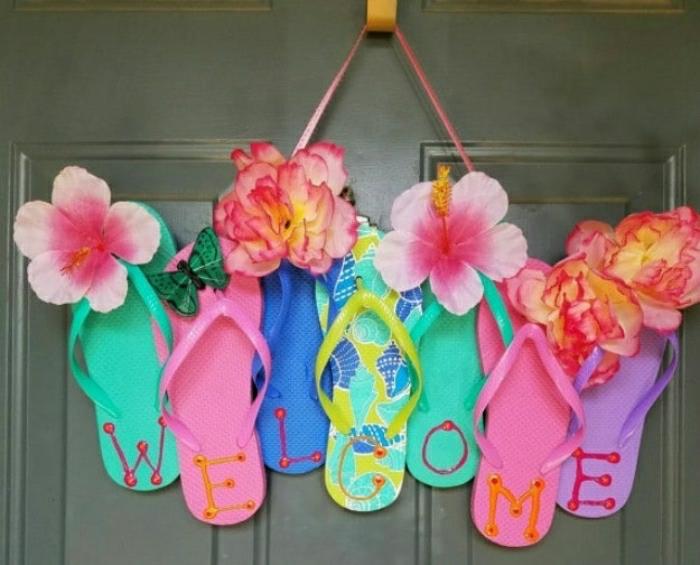 Vecchie ciabatte utilizzate per decorare la porta d'Ingresso con la scritta Welcome