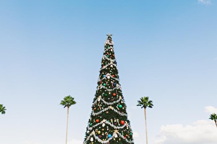 veselé Vianoce obrázok pre počítačovú tapetu, fotografia veľkého stromu zdobeného striebornými girlandami a červenými a zelenými ozdobami