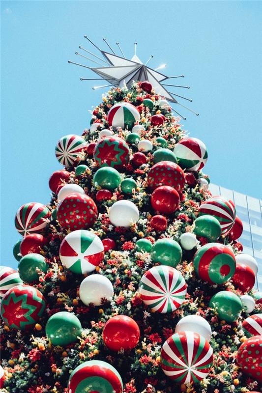 God jul 2019 -bild, låsskärmsfotoidé med ett gigantiskt julgran dekorerat i klassiskt rött grönt och vitt