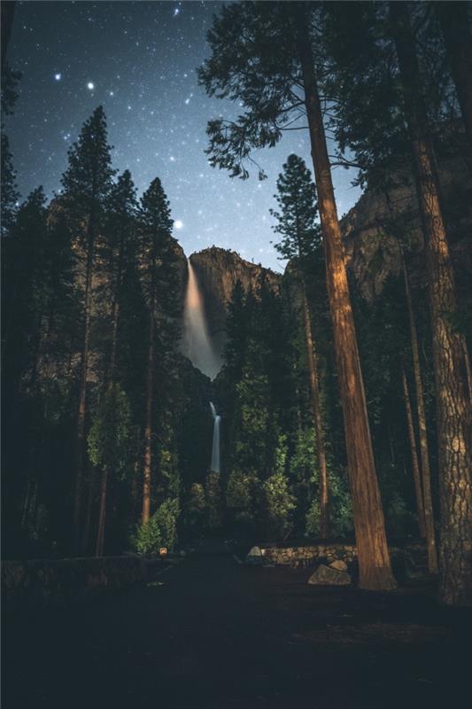 خلفية مذهلة للهاتف ، فكرة خلفية لجهاز iphone مع مناظر طبيعية ليلية ، صورة ليلية جميلة في الجبال