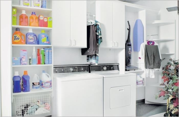 كيفية تنظيم الأشياء في غرفة الغسيل ، تخزين المكنسة بأبواب ورفوف ، منتجات التنظيف على الرفوف