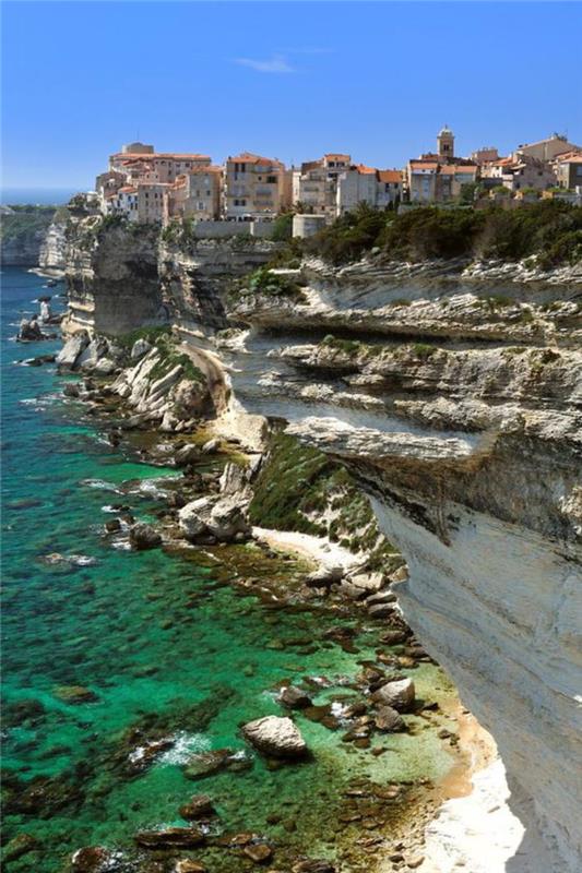 okruh-na Korzike-Bonifacio-mesto-na-okraji útesu