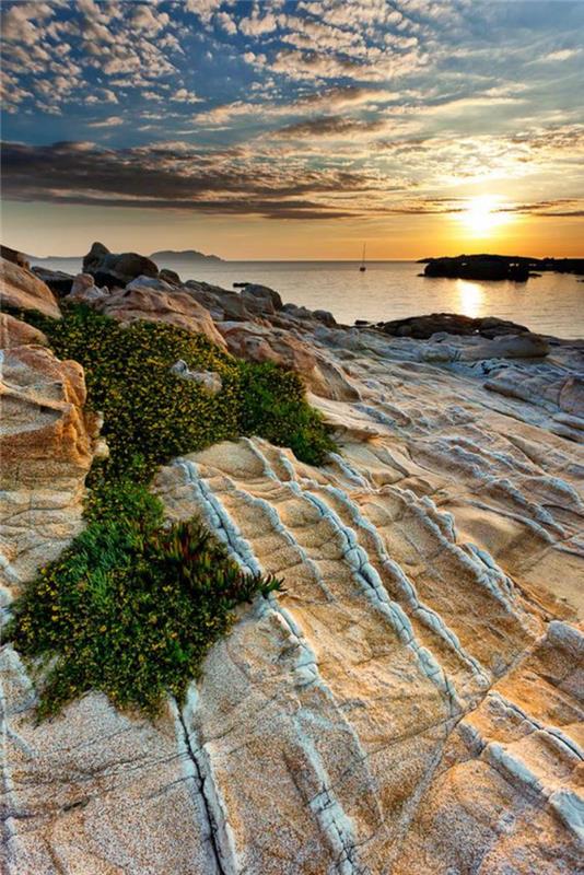 okruh-na-Korzike-v-zálive-Calvi-fantastických skalách