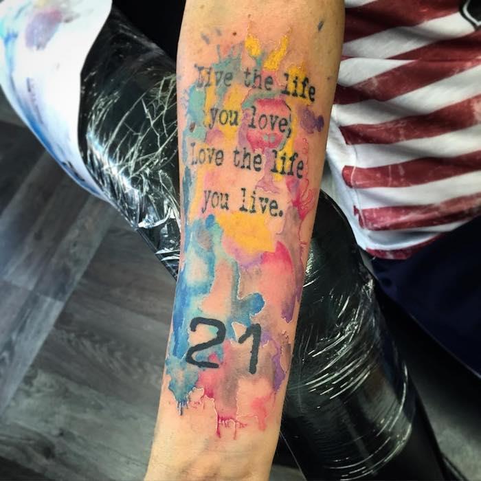 tatuering citat på färgglada akvarell effekt moln och nummer 21, idé för tatuering text