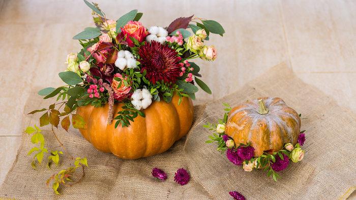 قطعة مركزية من الأزهار ، أفكار لتزيين طاولة الخريف مع باقة من الزهور في اليقطين الهالوين مجوفة