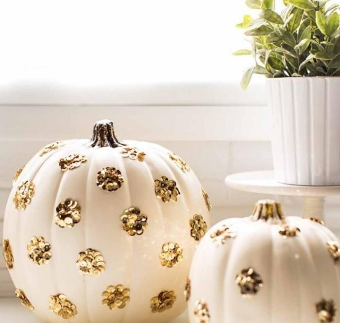 manuell halloweenaktivitet, vit pumpa med guldblommig dekoration, dekorativa föremål för Halloween i vitt