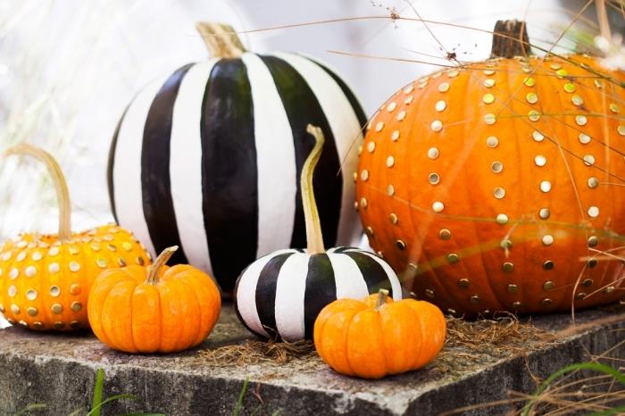 halloween pumpamodell, pumpa dekoration med vit och svart färg, orange pumpa med gyllene dubbar