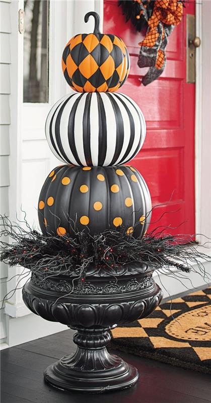 Halloween pumpamodell, halloween veranda dekoration med pumpafontän målad i vitt och svart