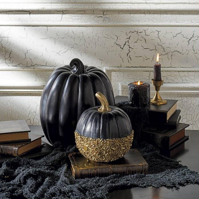 halloween aktivitet, vardagsrum med vita väggar med svarta möbler, svart bordsdekoration med böcker och svart och guld pumpa