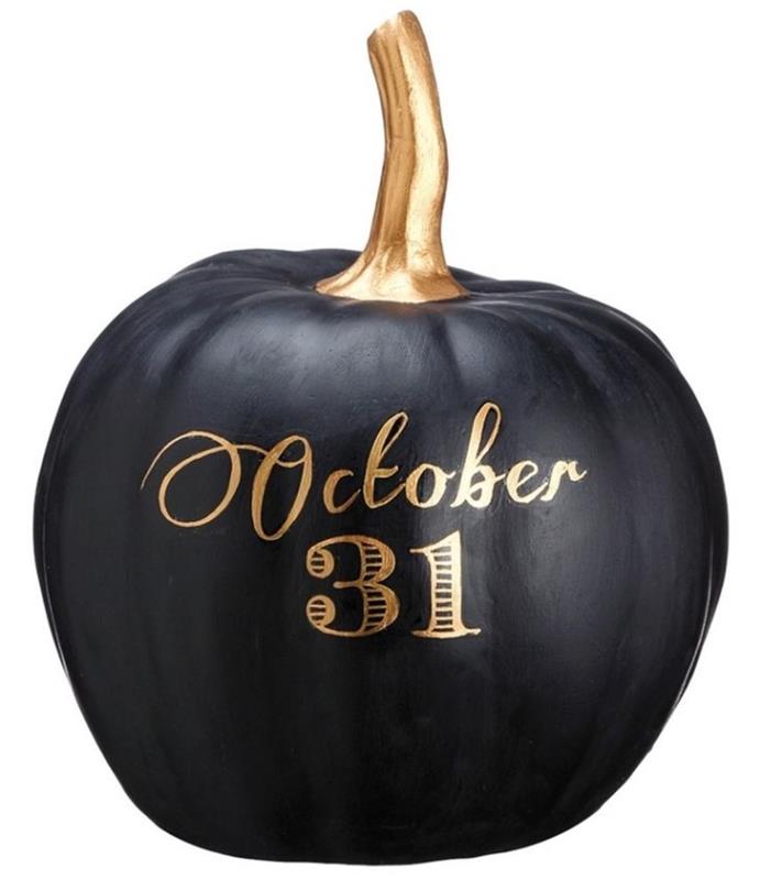 DIY halloween dekoration, svartmålad frigolit pumpa med guld Halloween datum bokstäver
