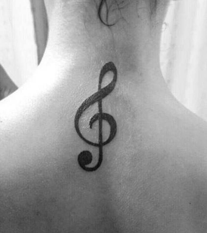 Tetovanie na husľový kľúč na zadnej strane krku