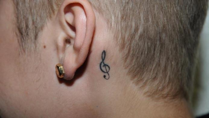 kresba husľový kľúč tetovanie nota za uchom justin bieber