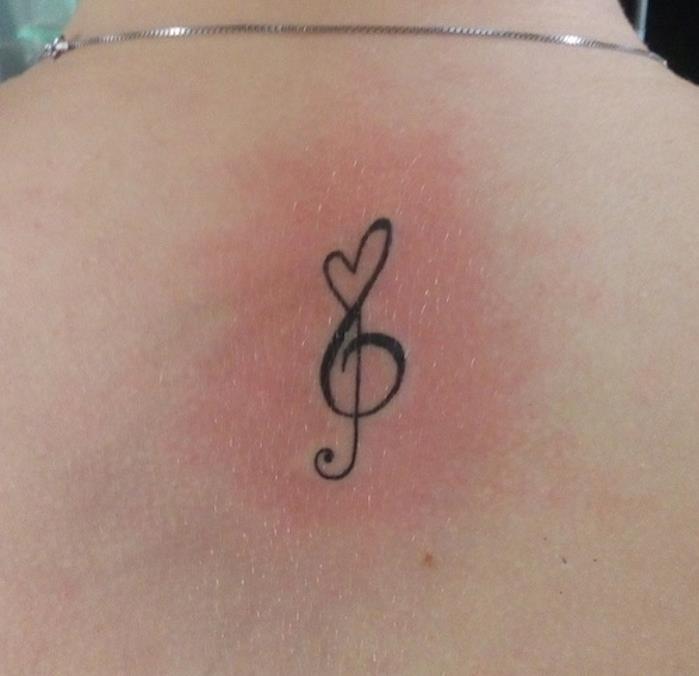 význam tetovania na husľový kľúč na chrbte so srdcom