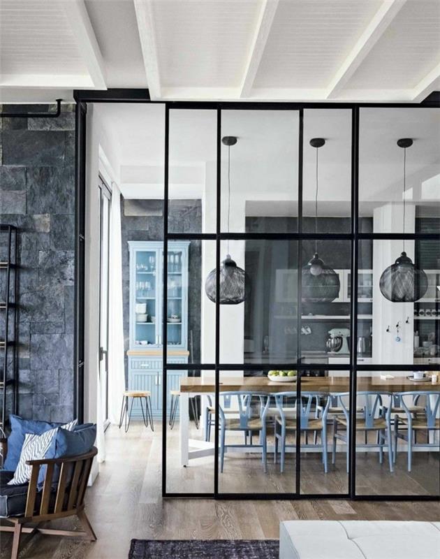 posuvné sklenené dvere, čierne závesné svetlá, biely zavesený strop, sivá a biela kuchyňa