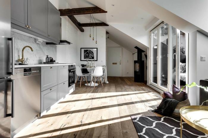 drevená podlaha, kuchyňa v bielo šedej farbe a dreve, geometrický koberec, biela kuchynská strieška, šikmý strop, sivé skrinky