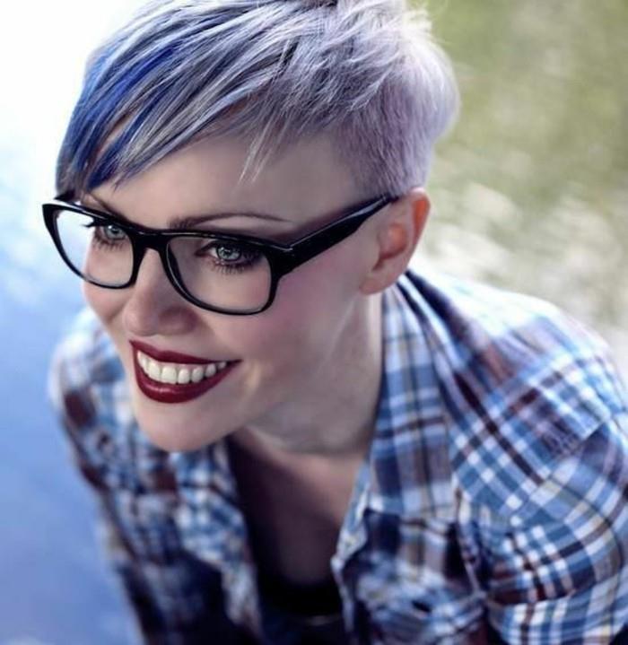 roztomilé krátke zrážky, usmievavá žena s tmavočerveným rúžom a okuliare s čiernymi rámami, s krátkym postranným výstrihom pixie, farbené bledofialovou a modrou farbou