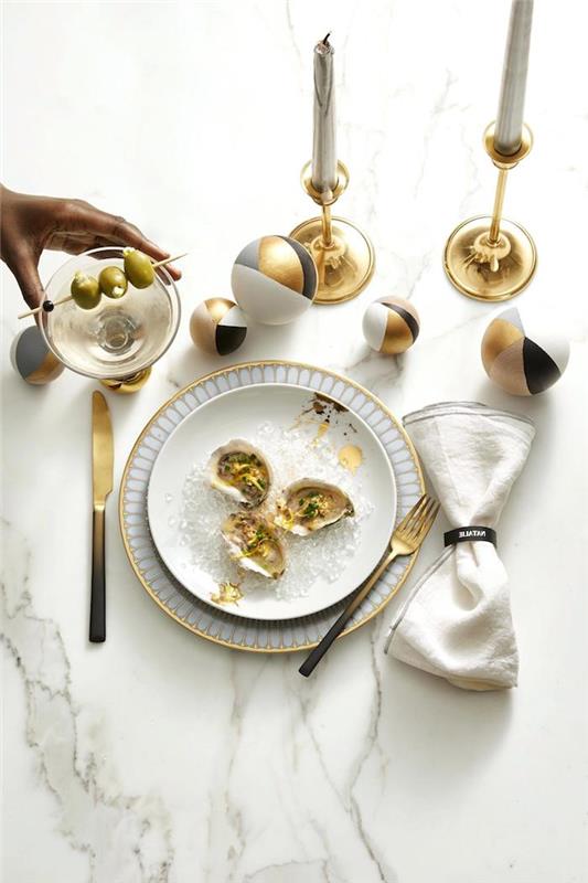 hur man gör ett nyttårs bordsdekoration med guldljus, vita och guldplattor, dekorativa bollar i guld, svart, grått och vitt