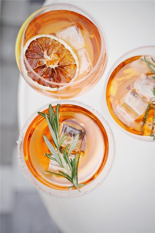 Italiensk cocktailkomposition spritz ingredienser rosmarin örter isbitar