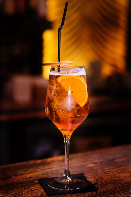 prosecco cocktail klassiskt recept isbitar skivor apelsinlikör