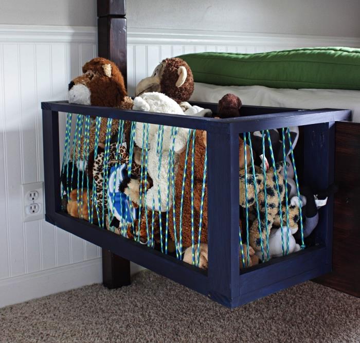klietka na plyšové hračky s elastickou šnúrkou pripevnenou na boku postele v detskej izbe, box na hračky na uloženie plyšových hračiek