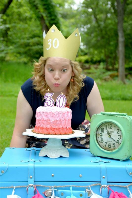 exempel på photobooth -hörn för en 30 -årig kvinnlig födelsedag med retroföremål i flashiga färger och skuggad tårta