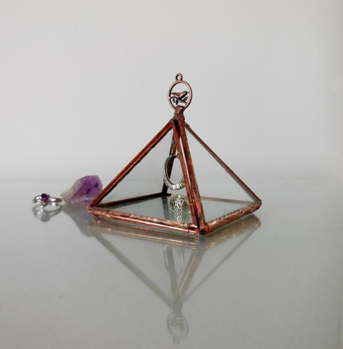 priehľadná šperkovnica v trojuholníkovom tvare