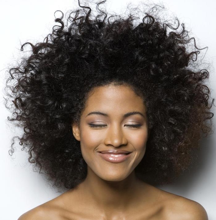afro účes prirodzené kučeravé vlasy metisse žena