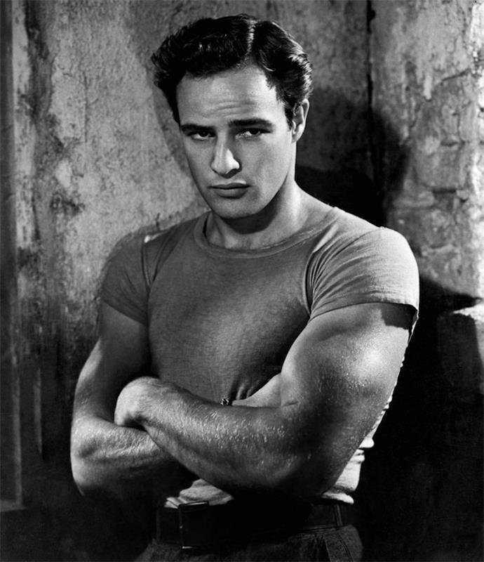 marlon brando s účesom z 50 -tych rokov a uhladenými zadnými vlasmi