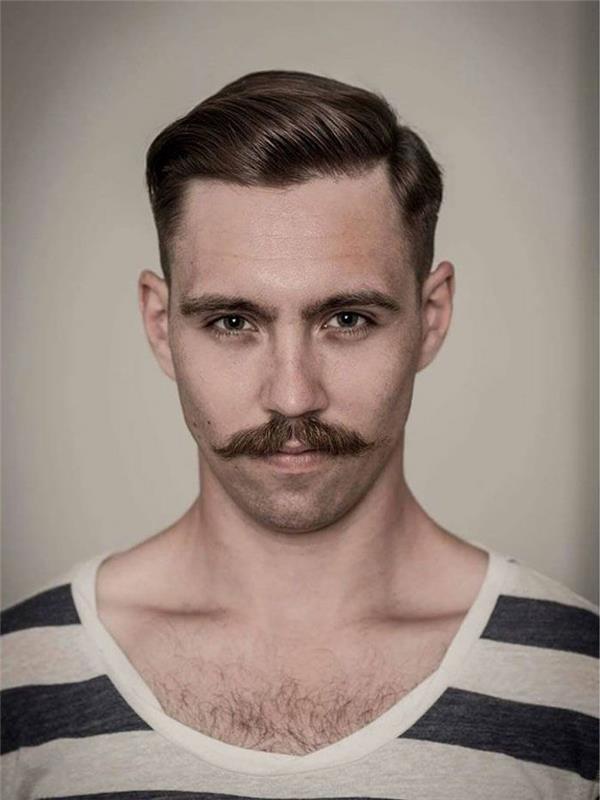 gammaldags randig topp med sjömanstil med mustasch och snitt från 1920-talet