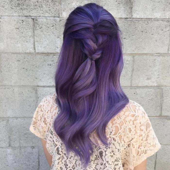 pastell lila hårfärg, romantisk frisyr med lockigt hår bundet i en fläta med lila lås