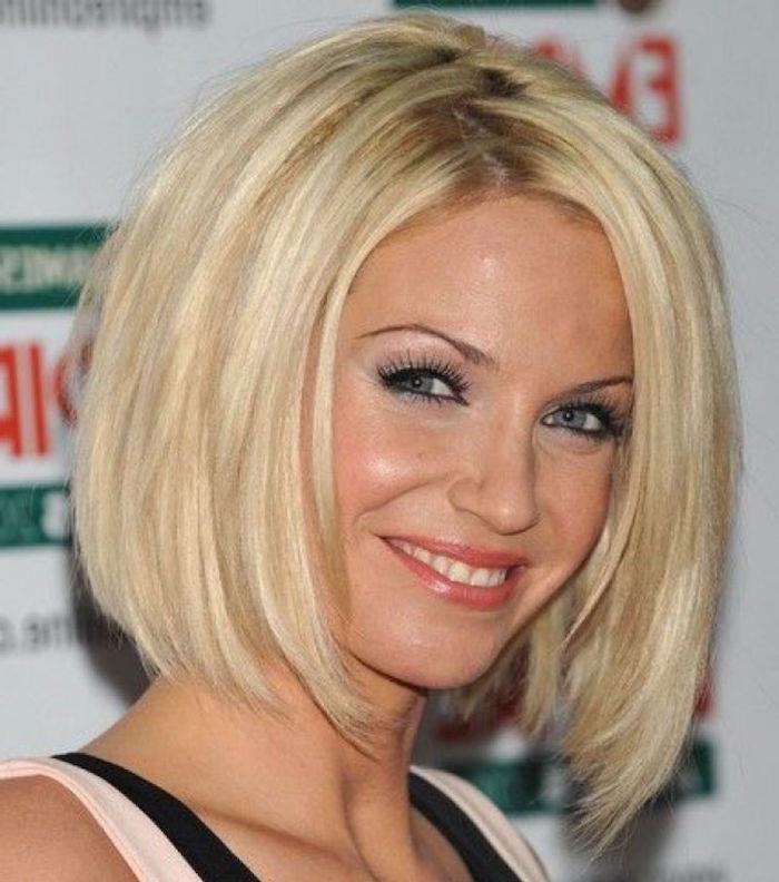 halvlång störtande frisyr för blond kvinna