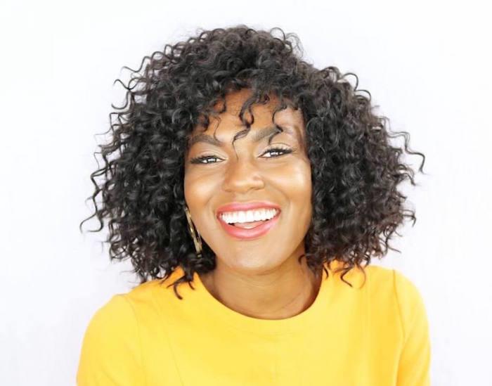 Afro účes prírodné vlasy žena účes kadere