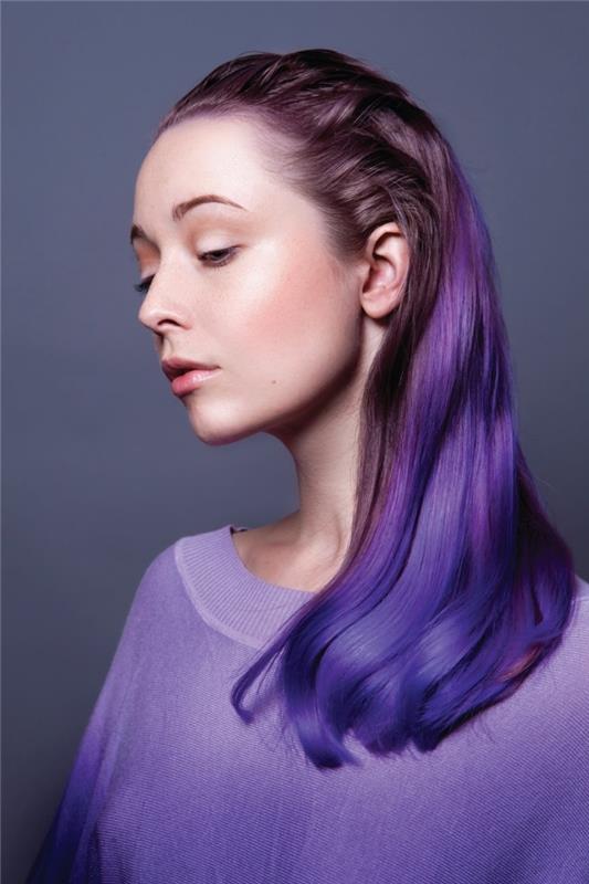 lila färg för trendigt hår 2018, naturlig smink med pulver och rosa läppstift