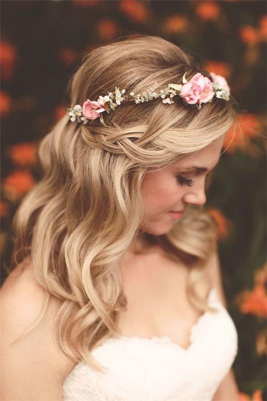 bröllopsfrisyr, vattenfallsfläta, rosa och vit blomkrona, vit bröllopsklänning, axelbandslöst, blont något lockigt hår