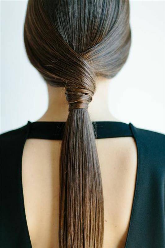 jednoduchý a rýchly účes, dva pramene vlasov zopnuté vzadu v strede, aby splynuli v copu, rovné vlasy