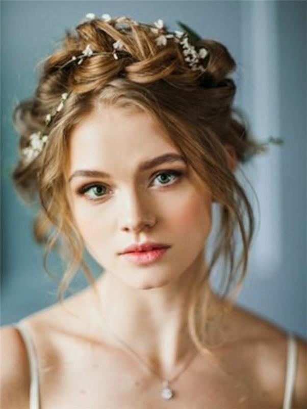 elegant bröllop frisyr idé, fläta krona med små vita blommor tillbehör, upproriska lås runt ansiktet