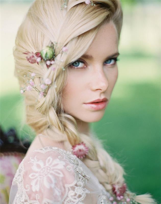 flätmodell på sidan med lantliga blommor i håret, bröllopsklänning med blommönster