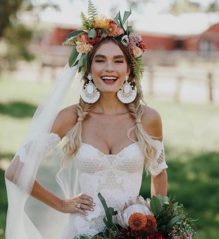 epi fläta, vete öron fläta modell, stor krans av färgglada blommor och jätte örhängen, original bröllopsklänning