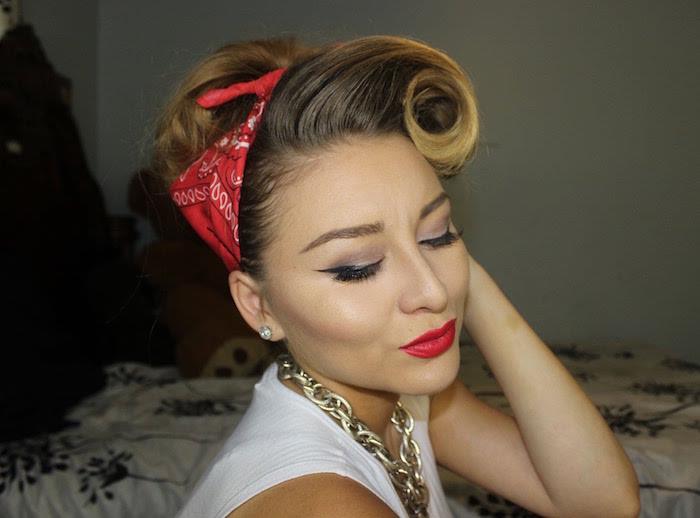 ako nosiť červený šál pin -up štýl v retro účesu víťazstvo valcuje rockabilly banán blondínky a vintage plagátový makeup