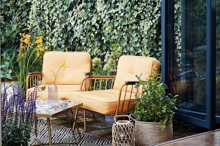 شرفة ديكو ذات مقاعد صفراء ، ومناظر طبيعية ، وتراس حديقة ، وخيار خارجي ، وزهور أرجوانية وبرتقالية ، وسجادة هندسية بالأبيض والأسود