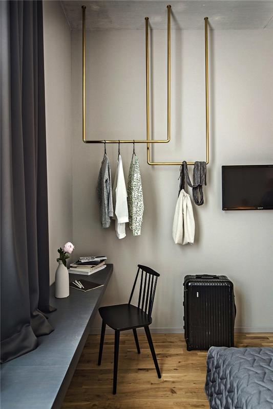 layout av ett sovrum med omklädningsrum, hängande skåp från mässingstaket för att visa dina vackraste kläder