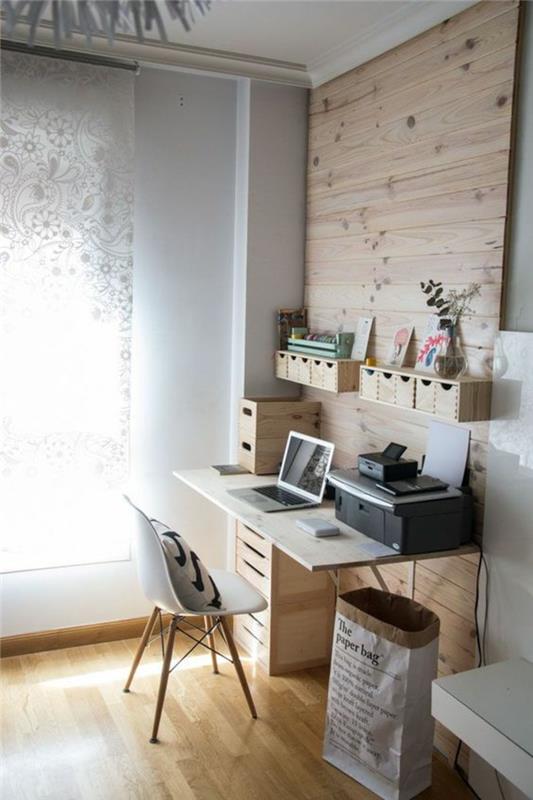 för att möblera sovrum 9m2, ljust naturparkett vitt tak, vägg ovanför skrivbordet i ljust träbeklädnad, vit plaststol, träben