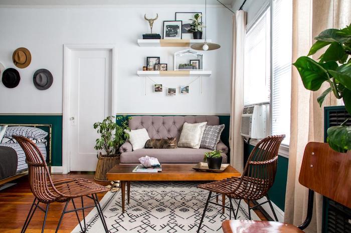 studio deco, vardagsrum bredvid ett designat sovrum i urban djungelstil, orientalisk accent växtdeko, grön färgbotten, rottingstolar