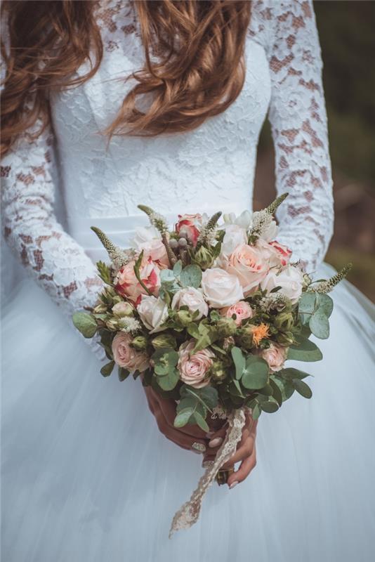 rustik bukettidé, prinsessa design bröllopsklänning modell, vit spetsärm klänning idé