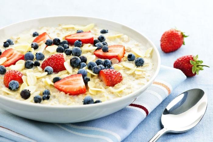 Esempio dieta equilibrata con una colazione di jogurt e frutti di bosco