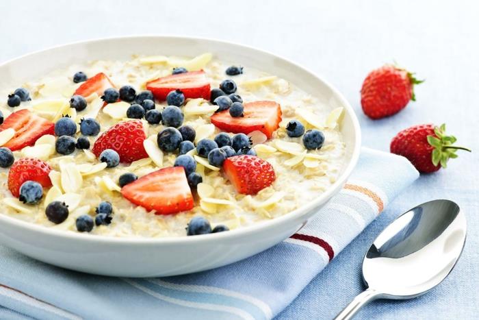 Esempio dieta equilibrata con una colazione di jogurt e frutti di bosco