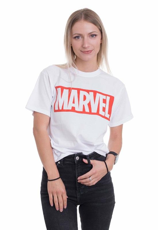 college hur man klär tonåring flicka 13 år gammal tjej bär marvel t shirt