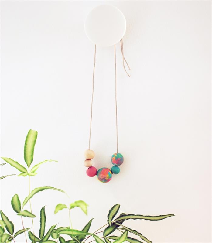 náhrdelník s farebnými drevenými korálkami visiacimi na stene, doplnok pre ženy ku dňu matiek sa dá ľahko vyrobiť