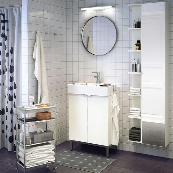 kúpeľňový stĺp-v-dreve-biela-stena-v-bielom-obkladovom-zrkadle-okrúhle-na stenu