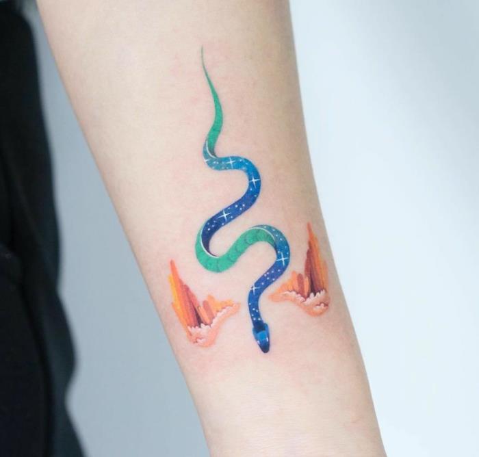 Farebný had s anjelskými krídlami originálne tetovanie, nápady pred tetovaním článok s obrázkami, tetovanie na predlaktie